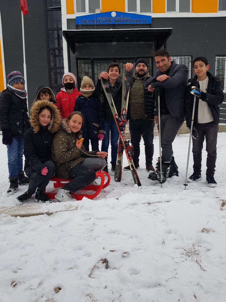 Erzurum daki öğretmen okula kayarak gidiyor #4