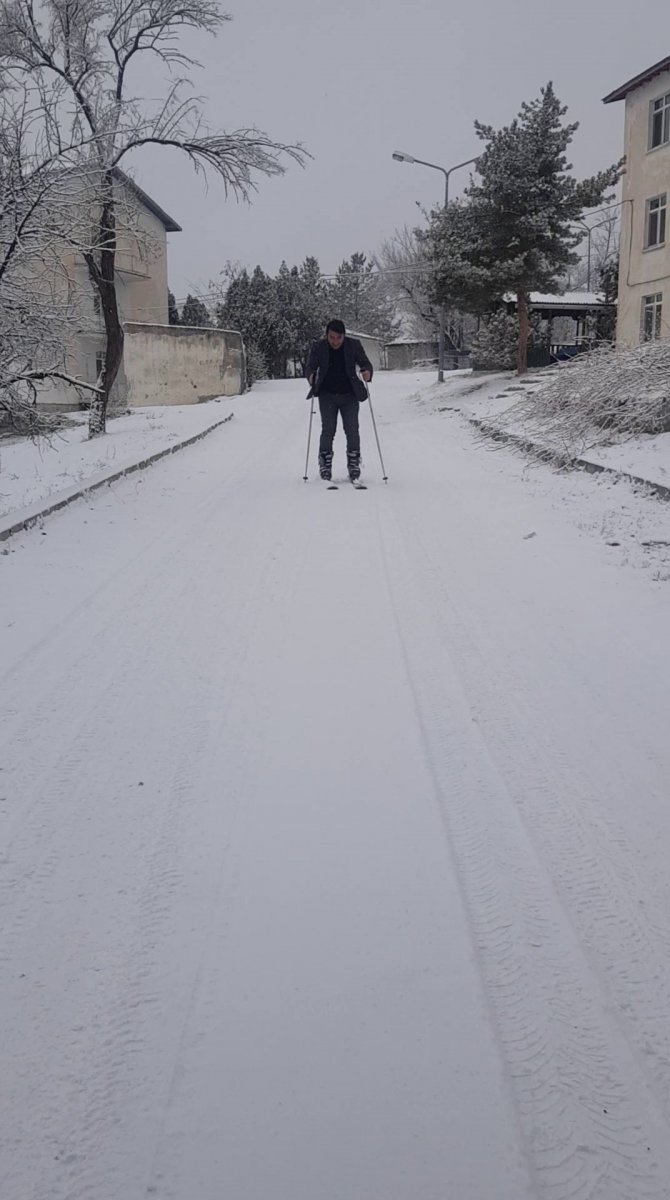 Erzurum daki öğretmen okula kayarak gidiyor #3