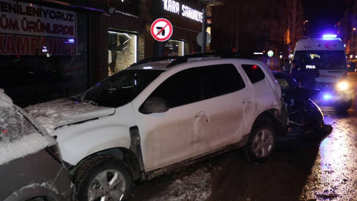 Eskişehir'de alkollü sürücü 5 araca çarparak durabildi