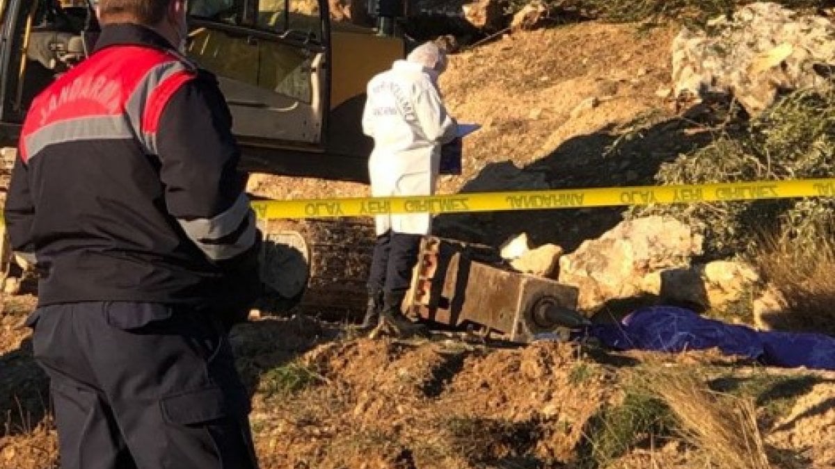 Mersin'de üzerine taş kırma aparatı düşen işçi öldü