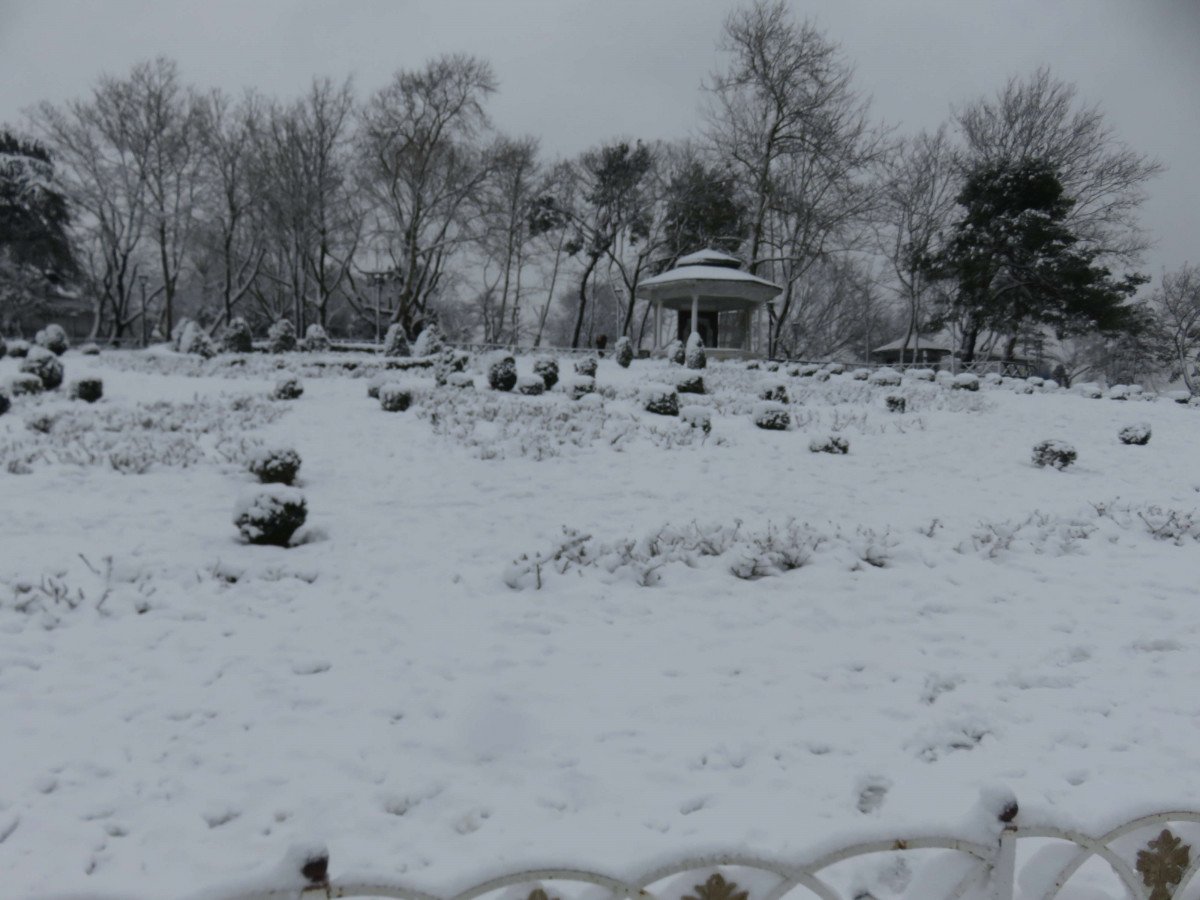 Çamlıca Tepesi beyaza büründü, ortaya kartpostallık manzaralar çıktı  #1