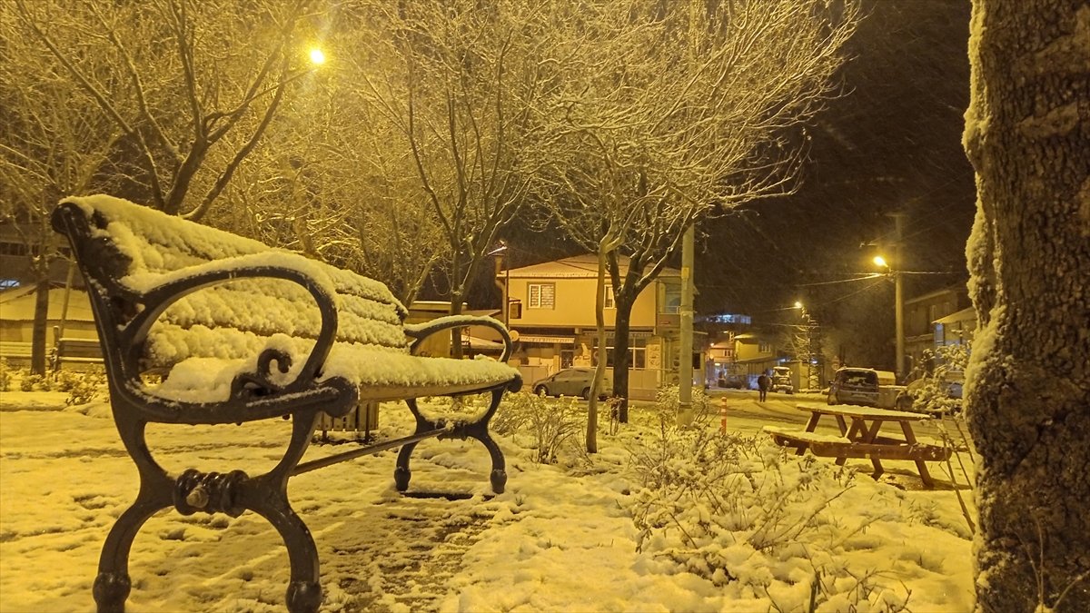Gece saatlerinde, İstanbul da kar yağışı aralıklarla sürdü #2