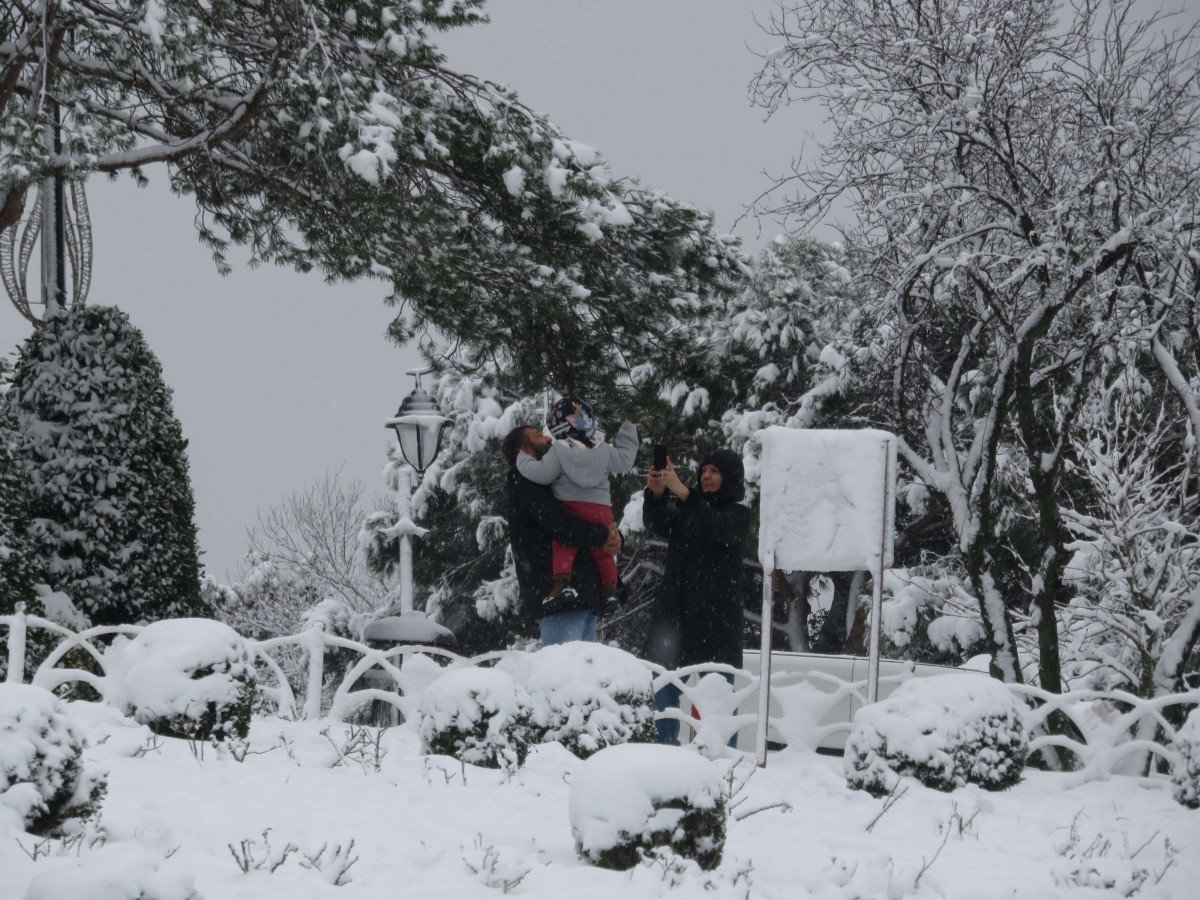 Çamlıca Tepesi beyaza büründü, ortaya kartpostallık manzaralar çıktı  #4