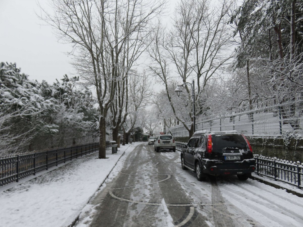 Çamlıca Tepesi beyaza büründü, ortaya kartpostallık manzaralar çıktı  #7