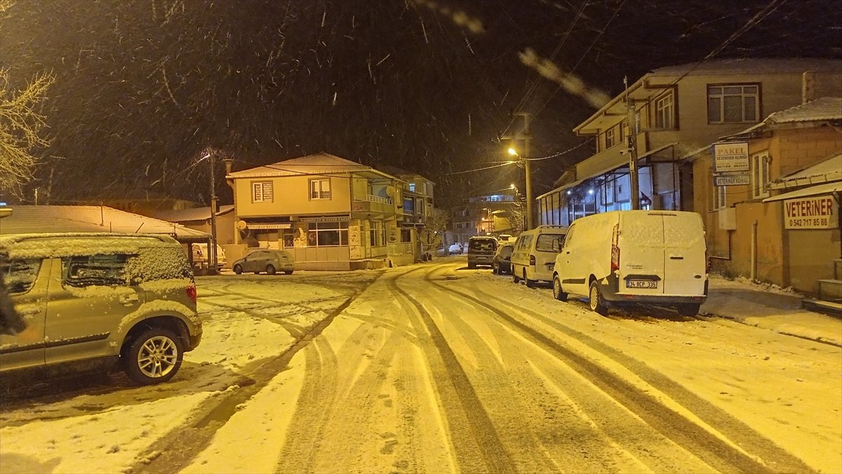 Gece saatlerinde, İstanbul da kar yağışı aralıklarla sürdü #1