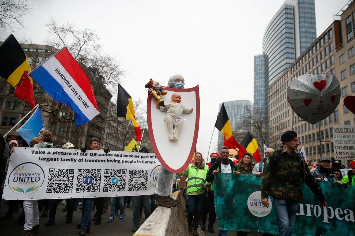 Belçika da koronavirüs tedbirleri protesto edildi #4
