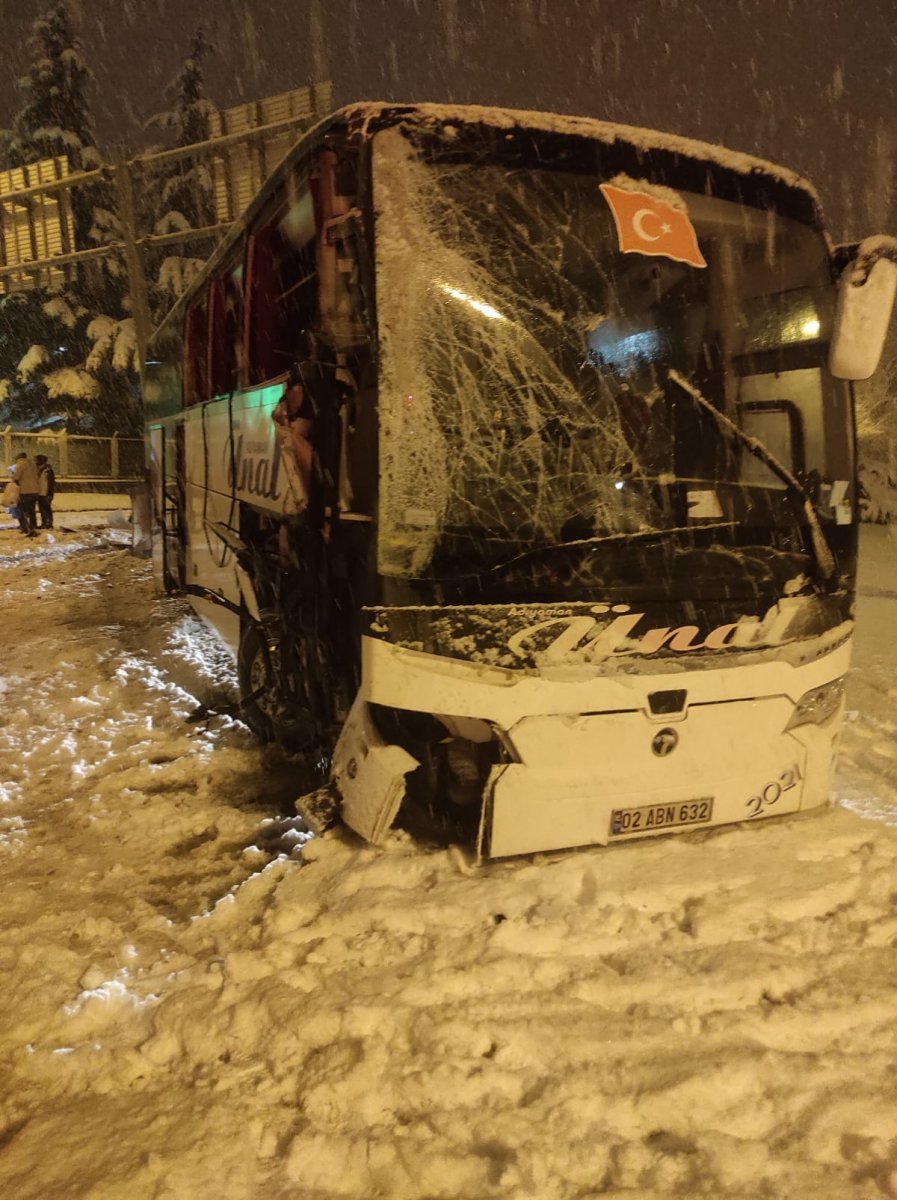 Kar yağışıyla birlikte otobüs kazaları art arda geldi #4