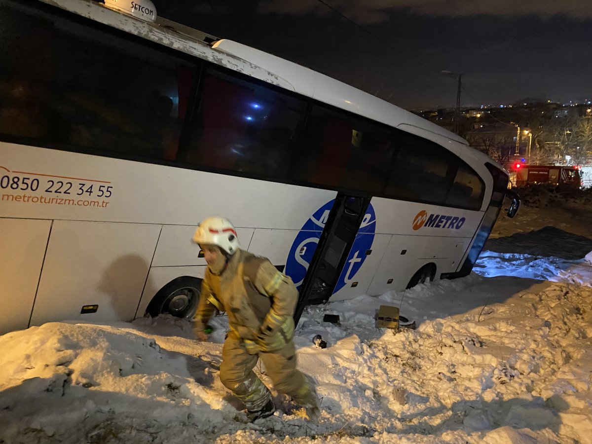 Sancaktepe de yolcu otobüsü yan yattı #2