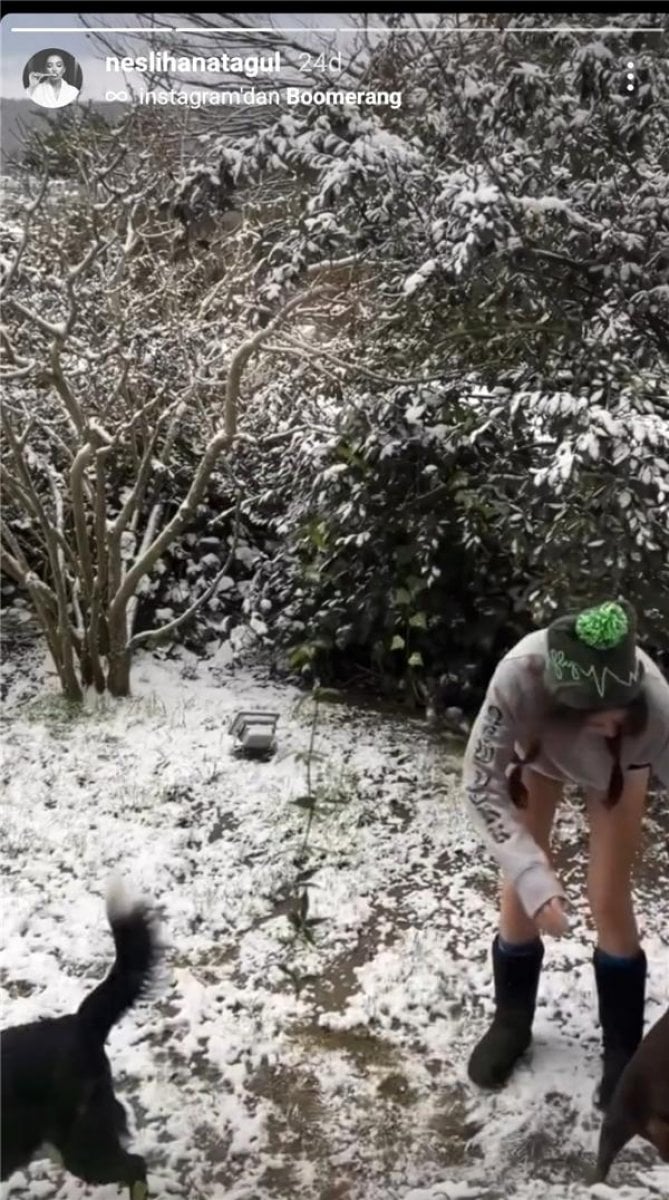 Neslihan Atagül, mini şortuyla karla oynadı #3