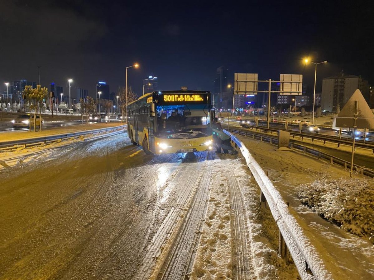 İstanbul da kar lastiği olmayan 500T kodlu otobüs yolda kaldı #1