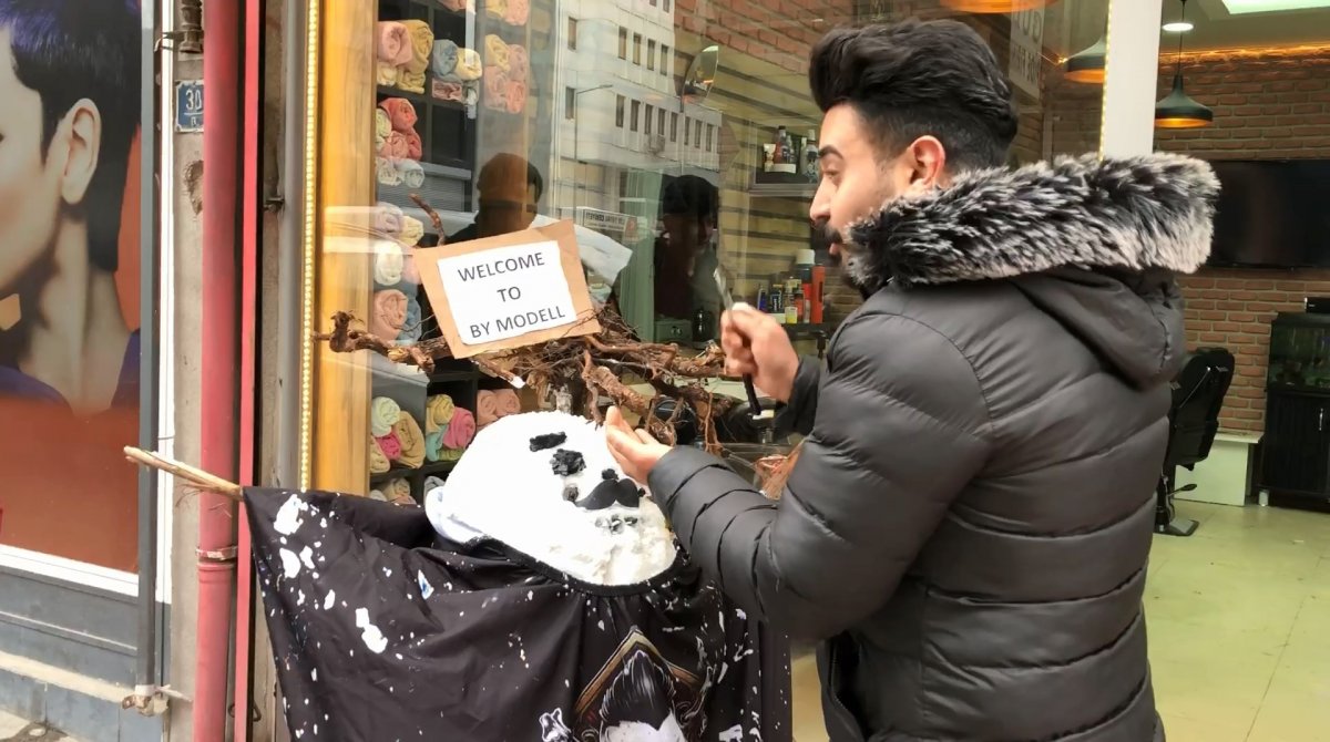 Elazığ da müşteri bulamayan berber kardan adamı tıraş etti #1