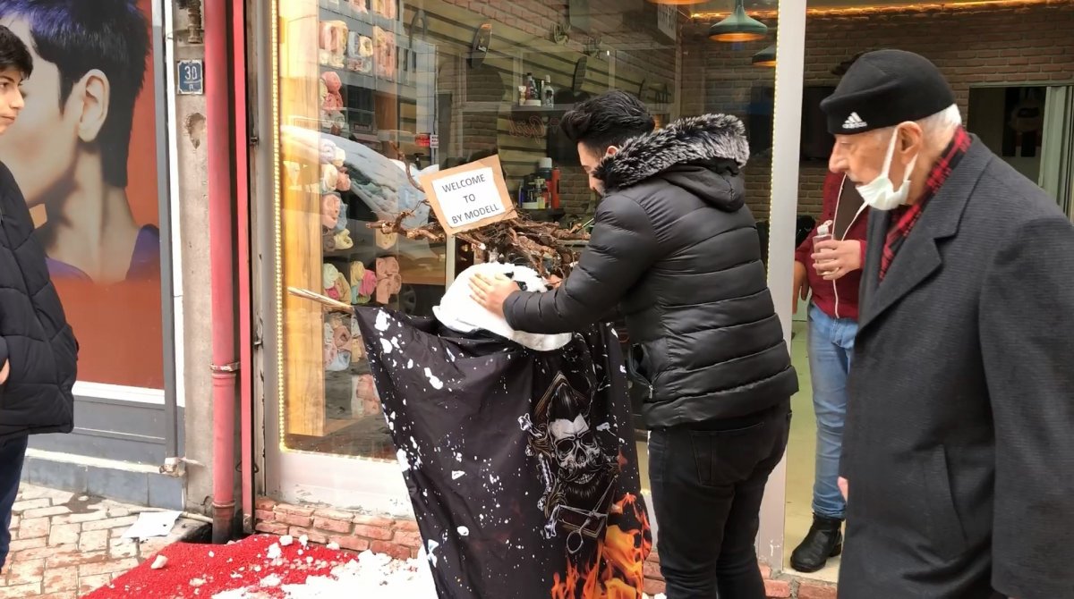 Elazığ da müşteri bulamayan berber kardan adamı tıraş etti #4