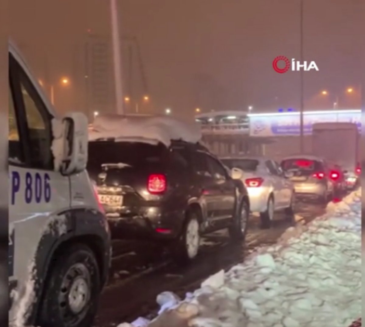 İstanbul da araçlar yolda kaldı, trafikte uzun kuyruklar oluştu #1