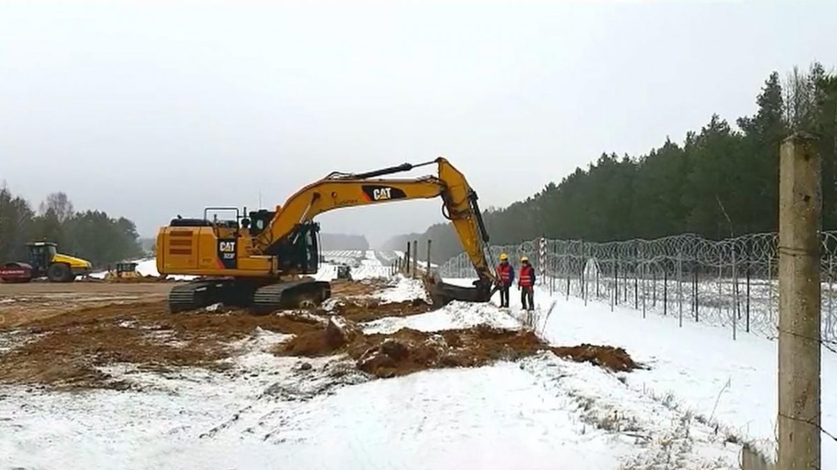 Polonya, Belarus sınırına öreceği duvarın inşaatına başladı #1