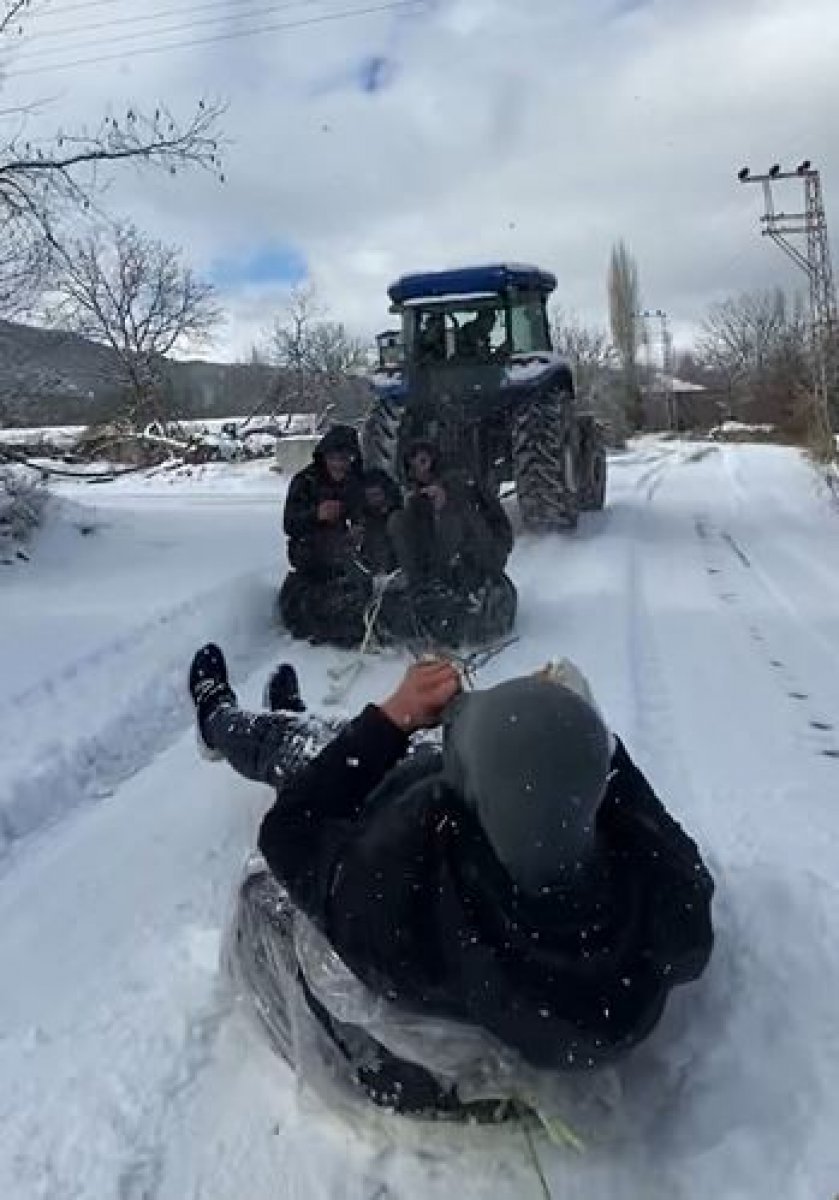 Burdurlu gençlerin traktör arkasında kar keyifi #2