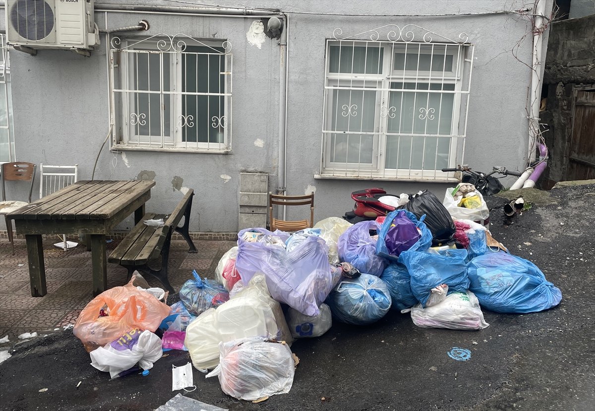 Kar yağışı sonrası CHP li belediyelerde çöpler toplanmadı #6