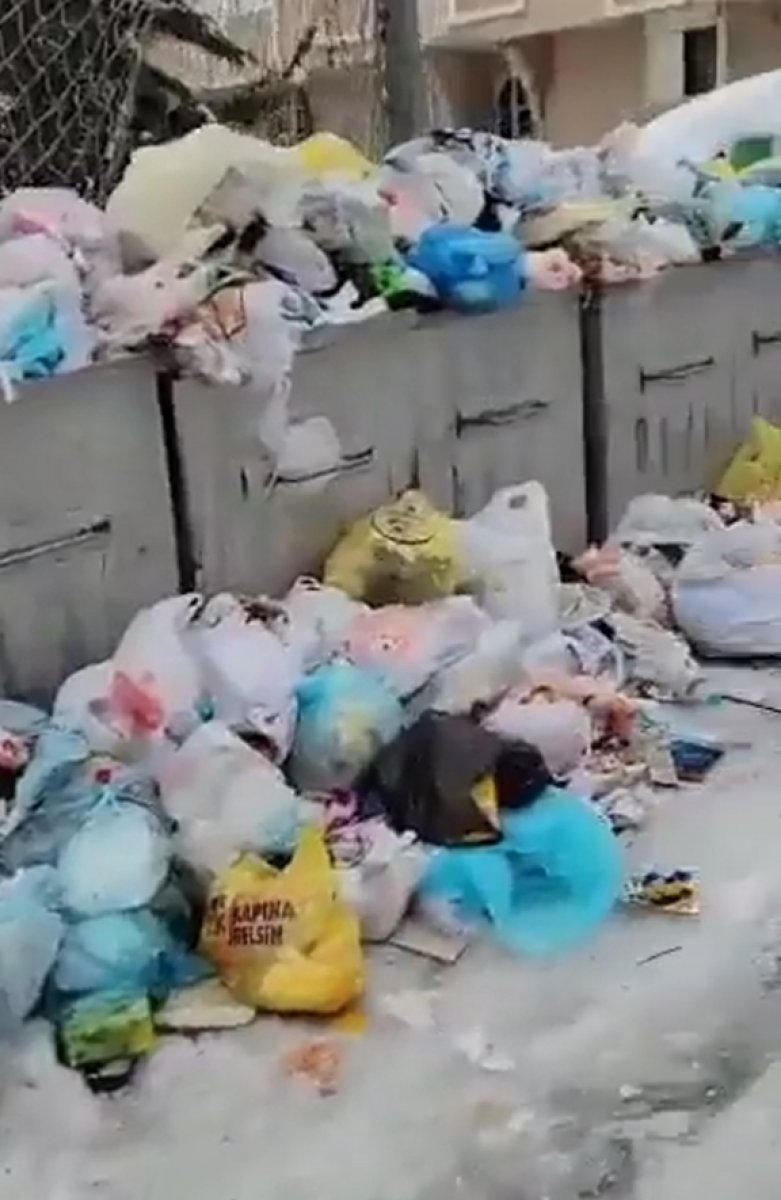 Kar yağışı sonrası CHP li belediyelerde çöpler toplanmadı #9