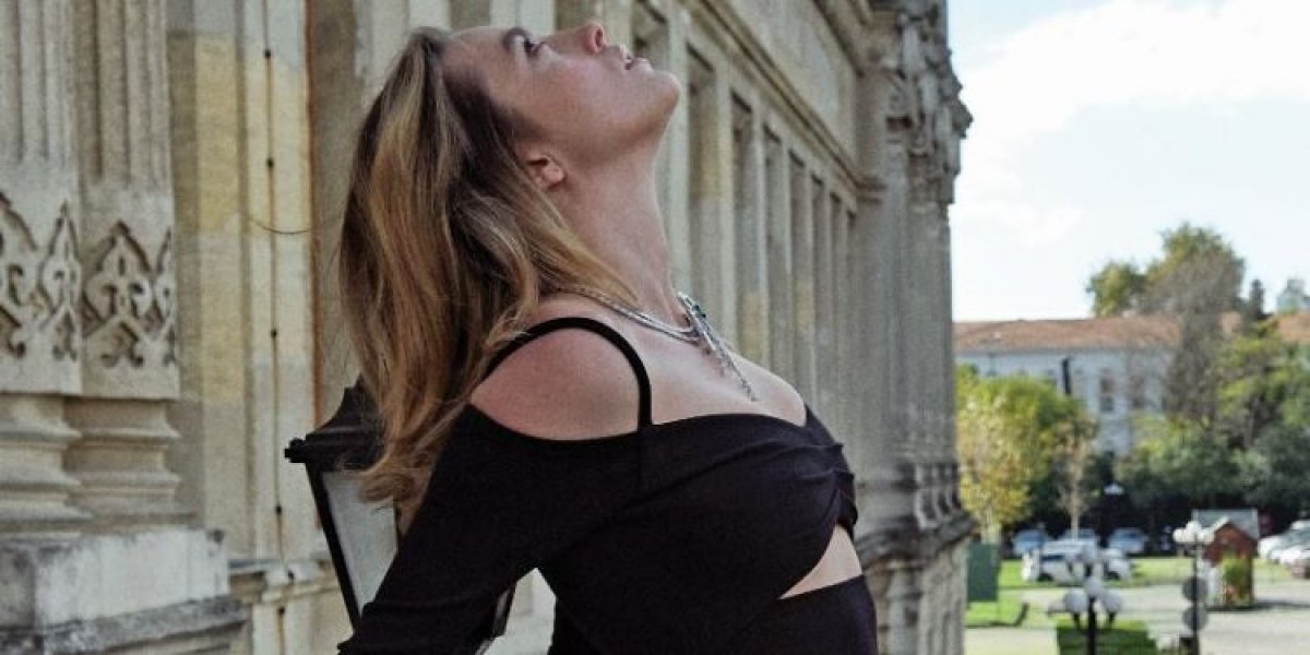 Melis Sezen, sütyeniyle poz verdi #4