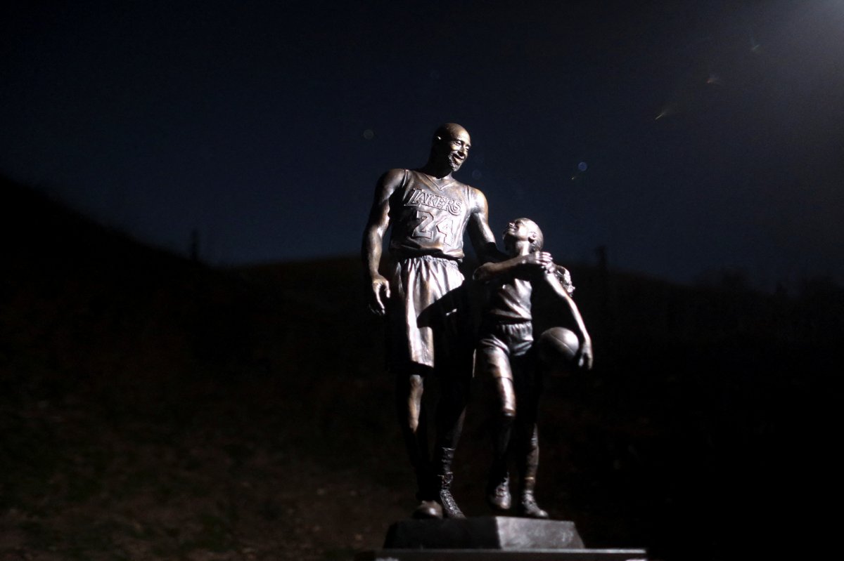 Kobe Bryant ile kızı Gianna nın heykeli, kazanın yaşandığı yere dikildi #9