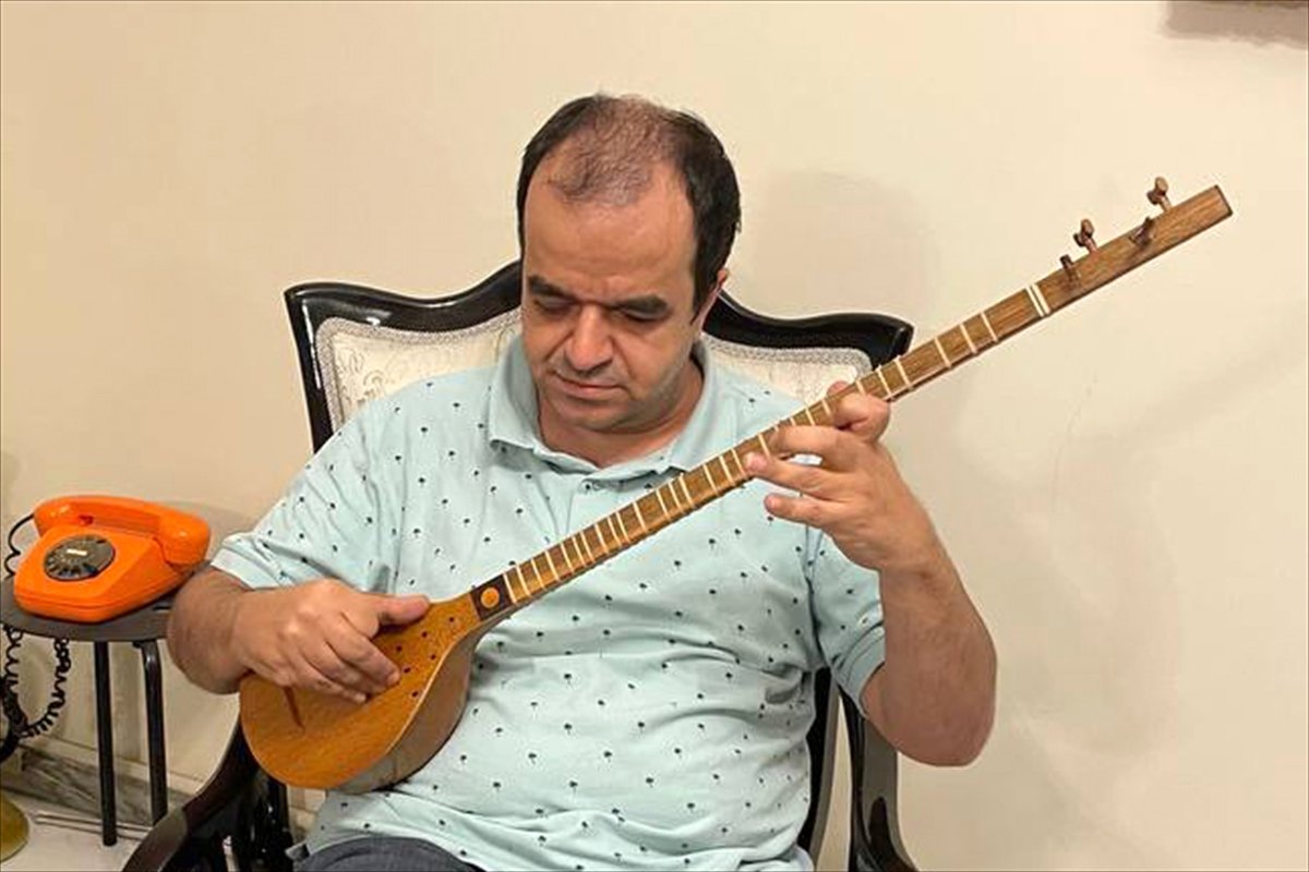 İranlı görme engelli sanatçı, 15 in üzerinde müzik enstrümanı çalıyor #4