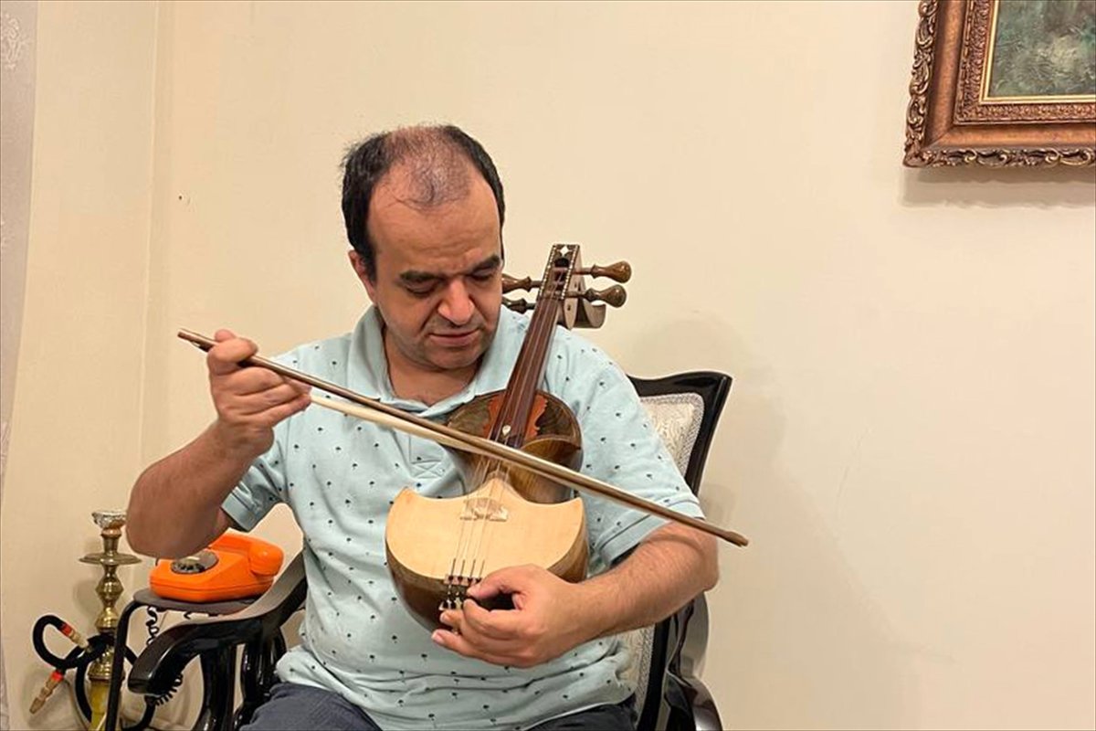 İranlı görme engelli sanatçı, 15 in üzerinde müzik enstrümanı çalıyor #1