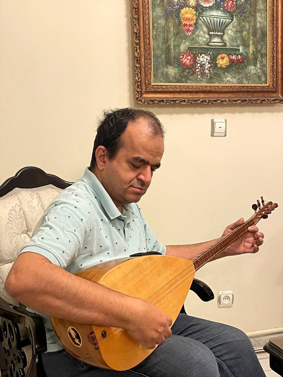 İranlı görme engelli sanatçı, 15 in üzerinde müzik enstrümanı çalıyor #5