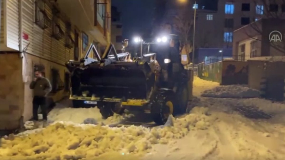 Esenyurt'ta operatör, sokağındaki karları kendi aracıyla temizledi