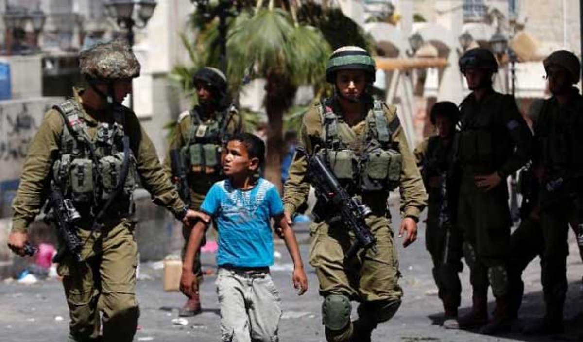 İsrail,  kar topu attılar  diye 2 si çocuk 3 Filistinliyi gözaltına aldı #1