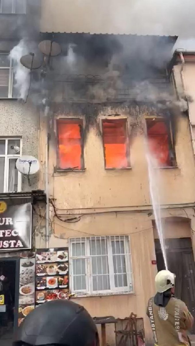Beşiktaş ta ahşap binada yangın #3