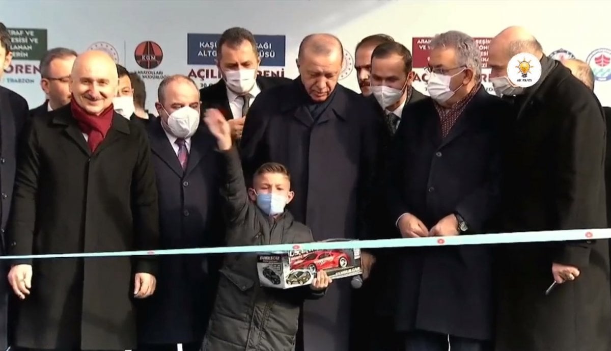 Trabzon mitinginde Cumhurbaşkanı nın elinden mikrofonu alan çocuk #4