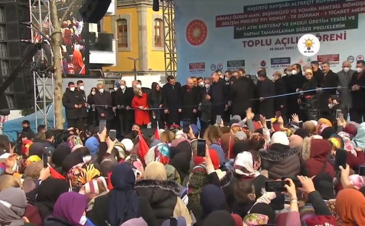 Trabzon mitinginde Cumhurbaşkanı nın elinden mikrofonu alan çocuk #1