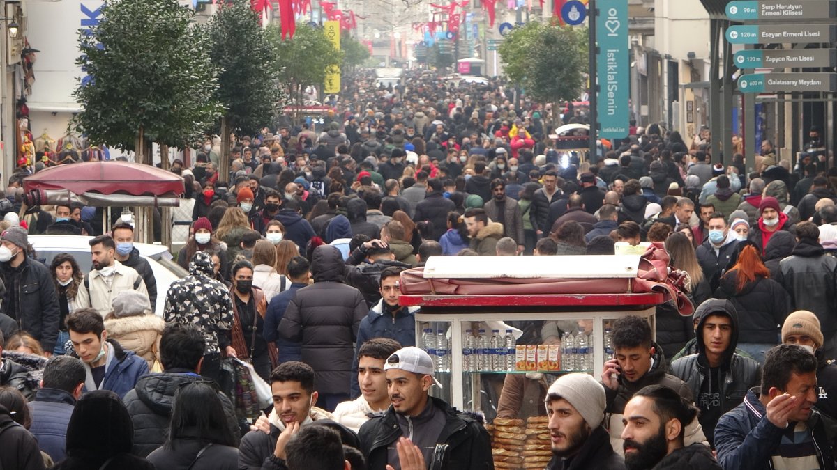 İstanbullular güneşi gördü, Taksim’e koştu #1