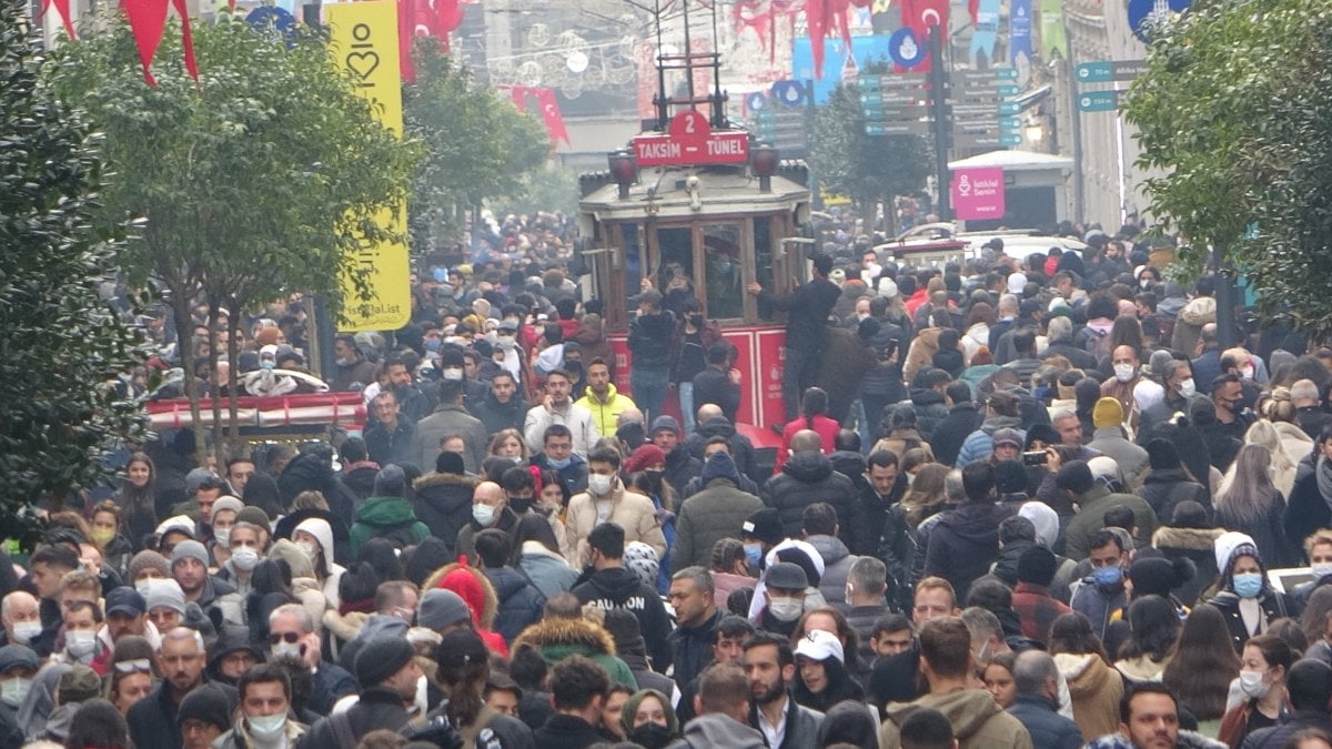 İstanbullular güneşi gördü, Taksim’e koştu #4