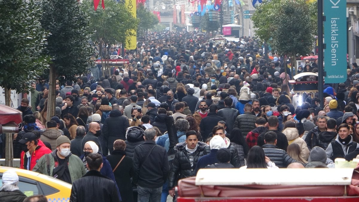 İstanbullular güneşi gördü, Taksim’e koştu #3