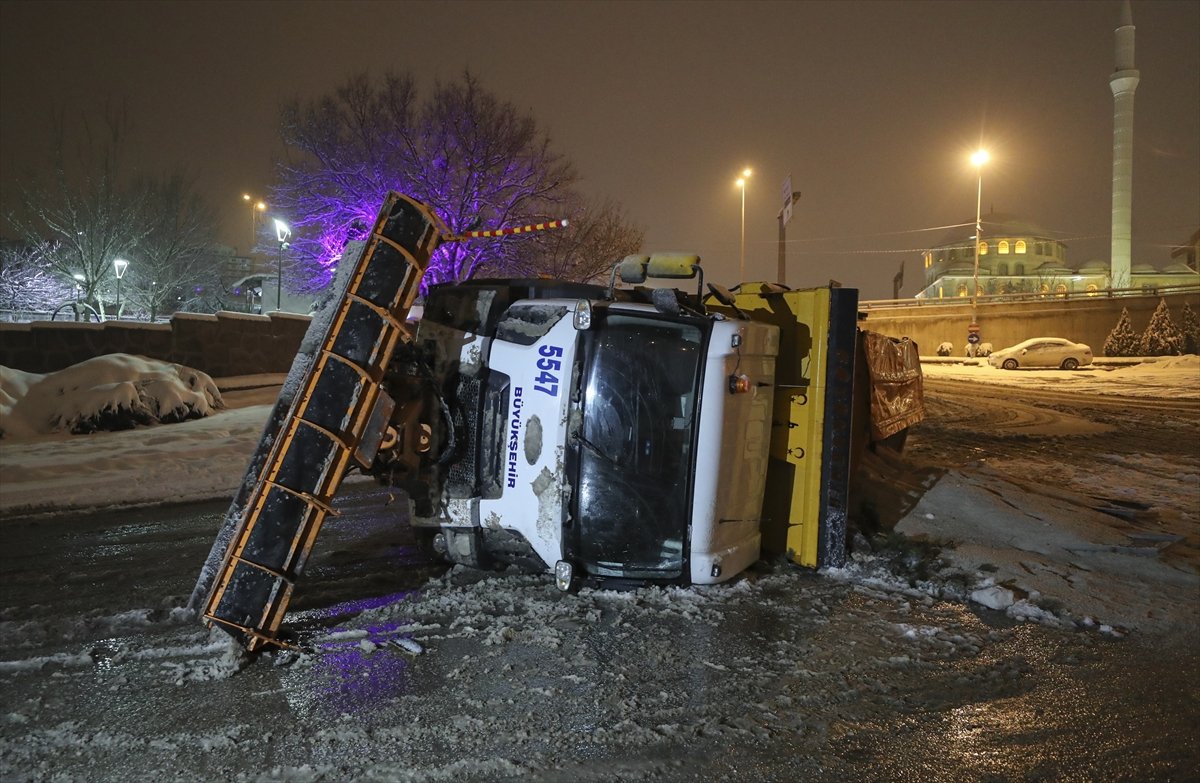 Ankara da kar küreme ve tuzlama aracı devrildi #1