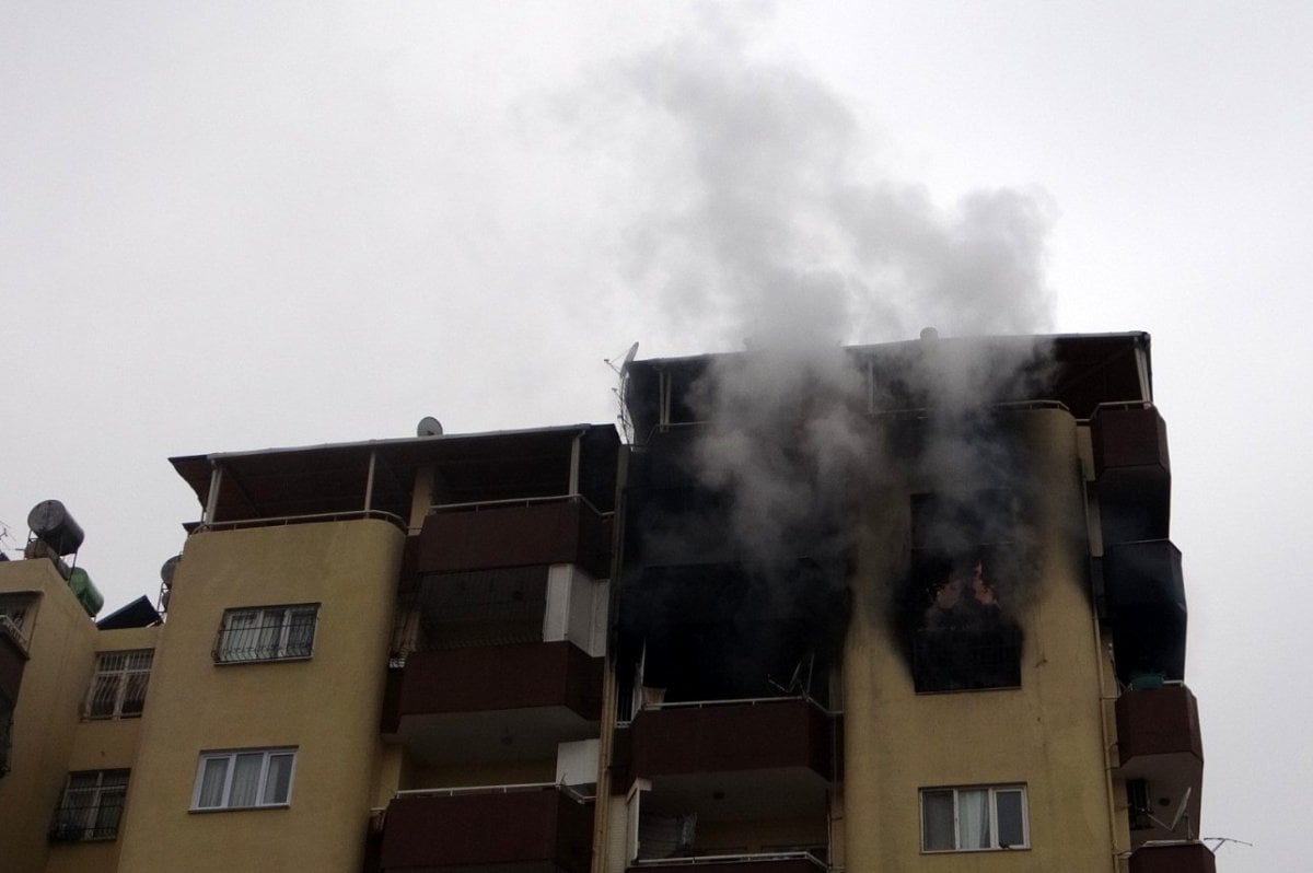 Adana da dehşet: Çocuklarının bulunduğu evi ateşe verdi #1