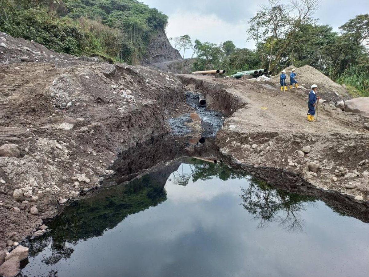 Patlayan boru hattı yüzünden oluşan petrol sızıntısı, Amazon ormanlarına yayıldı #2