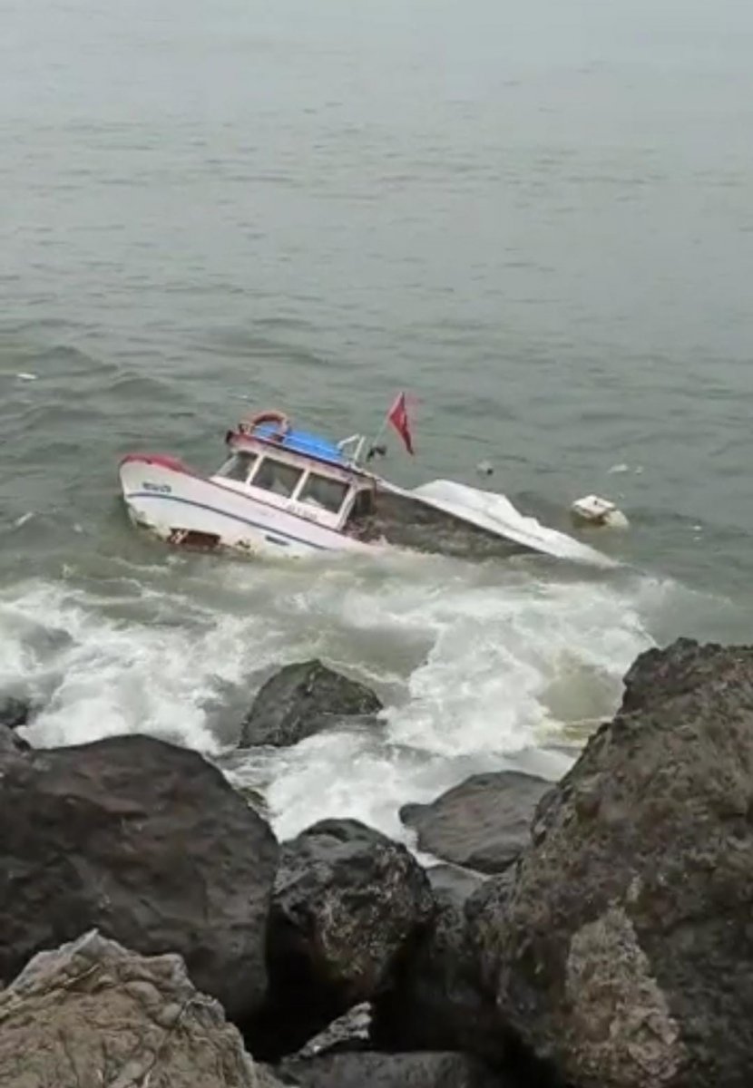 Rize deki balıkçı, alabora olan tekneden atlayarak kurtuldu #3