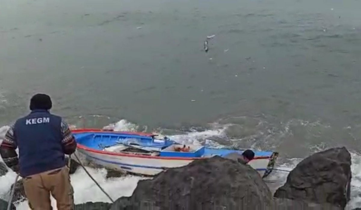 Rize deki balıkçı, alabora olan tekneden atlayarak kurtuldu #2