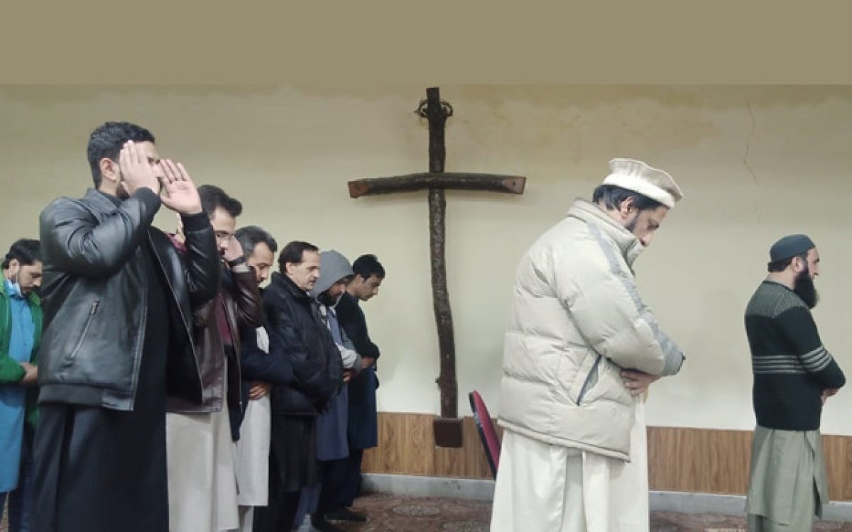 Pakistan da öldürülen papaz için kilisede namaz kıldılar #1