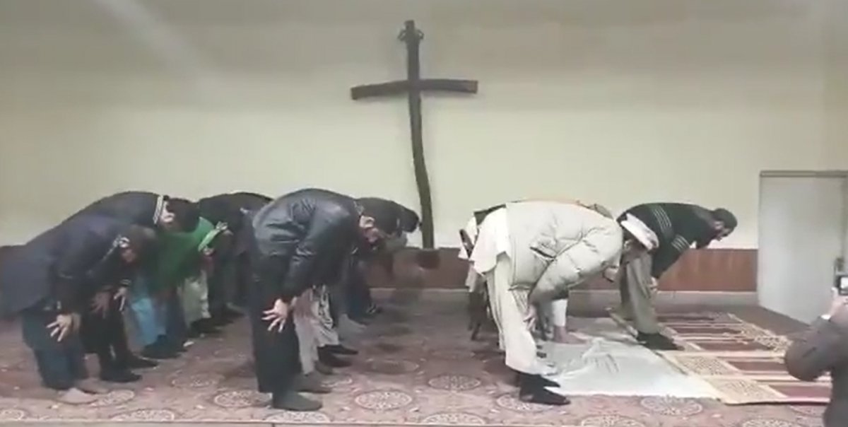 Pakistan da öldürülen papaz için kilisede namaz kıldılar #3