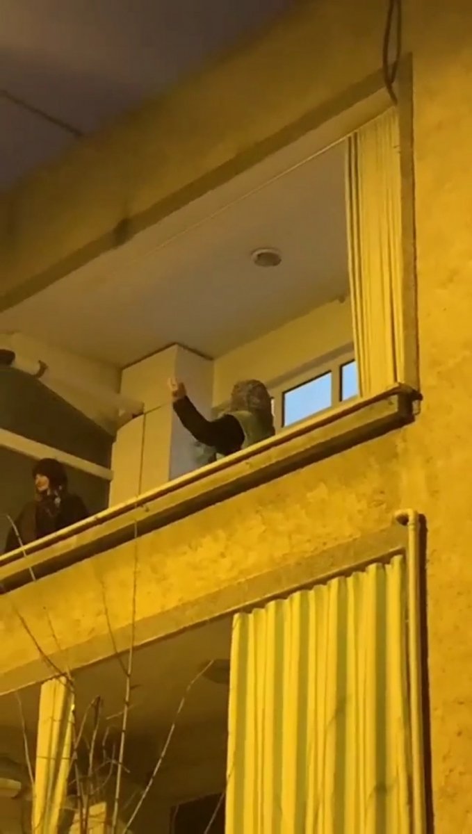 Bağcılar da asker eğlencesine balkonundan katıldı #2