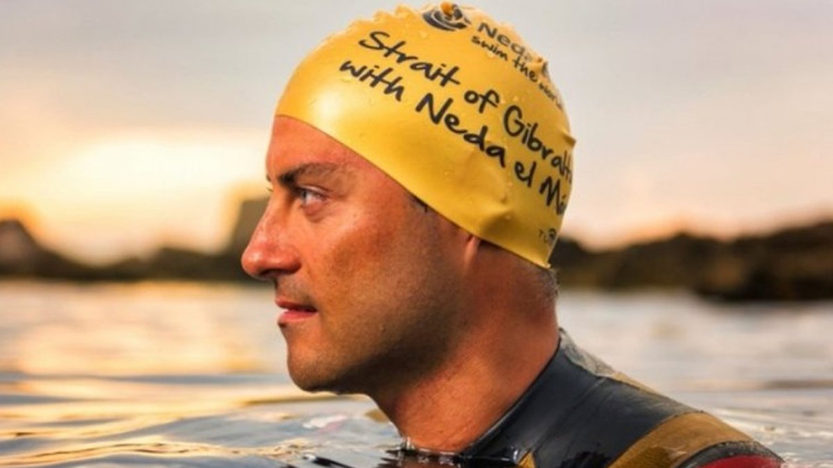 İspanyol Pablo Fernandez, yardım kampanyası için 36 saat yüzerek rekor kırdı #1