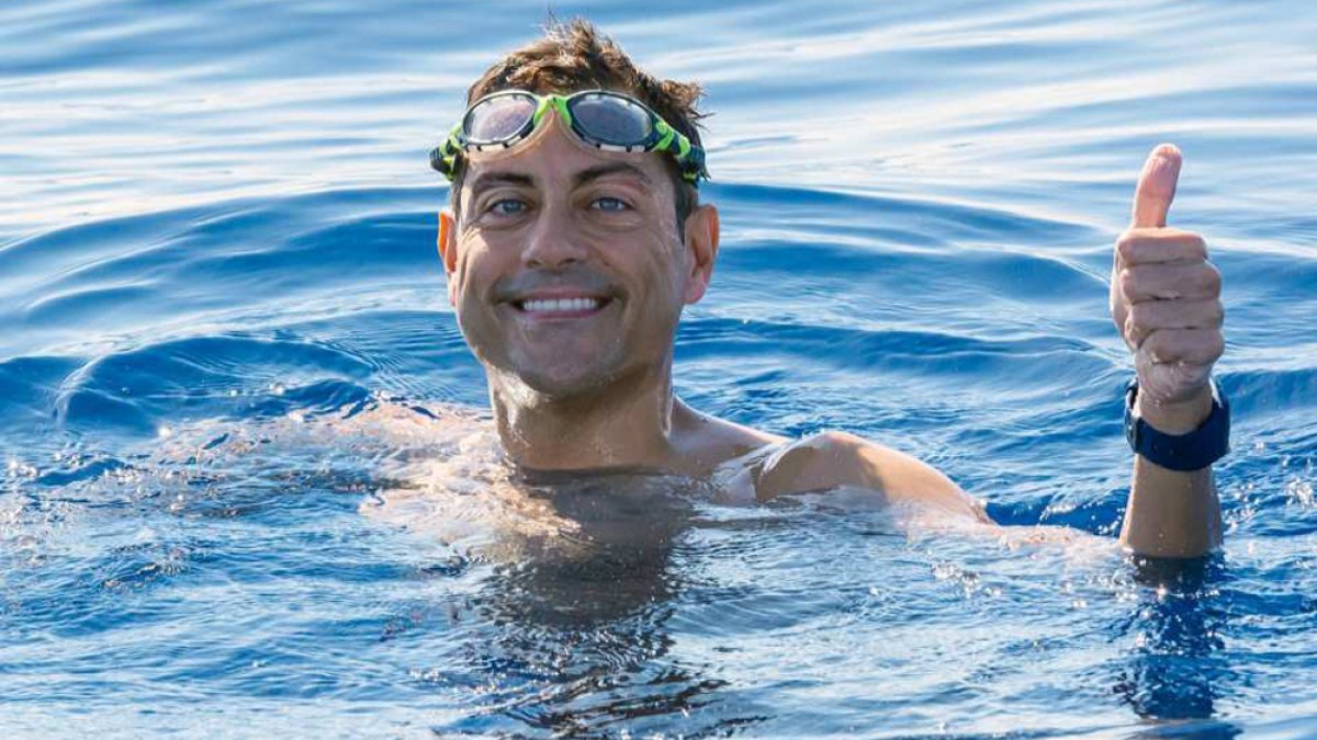 İspanyol Pablo Fernandez, yardım kampanyası için 36 saat yüzerek rekor kırdı #2
