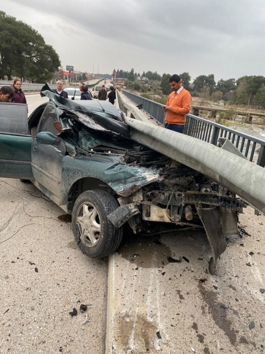 Antalya da 240 km hızla gidip kaza yapan aracın kaza anları kameraya yansıdı #3