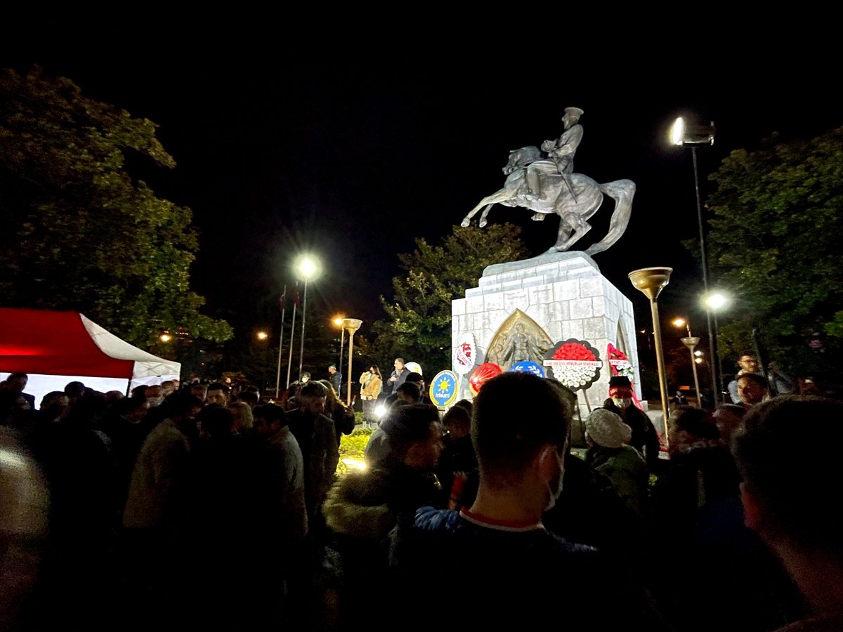Samsun da Atatürk heykeline saldırı sonrası nöbet sürüyor #1