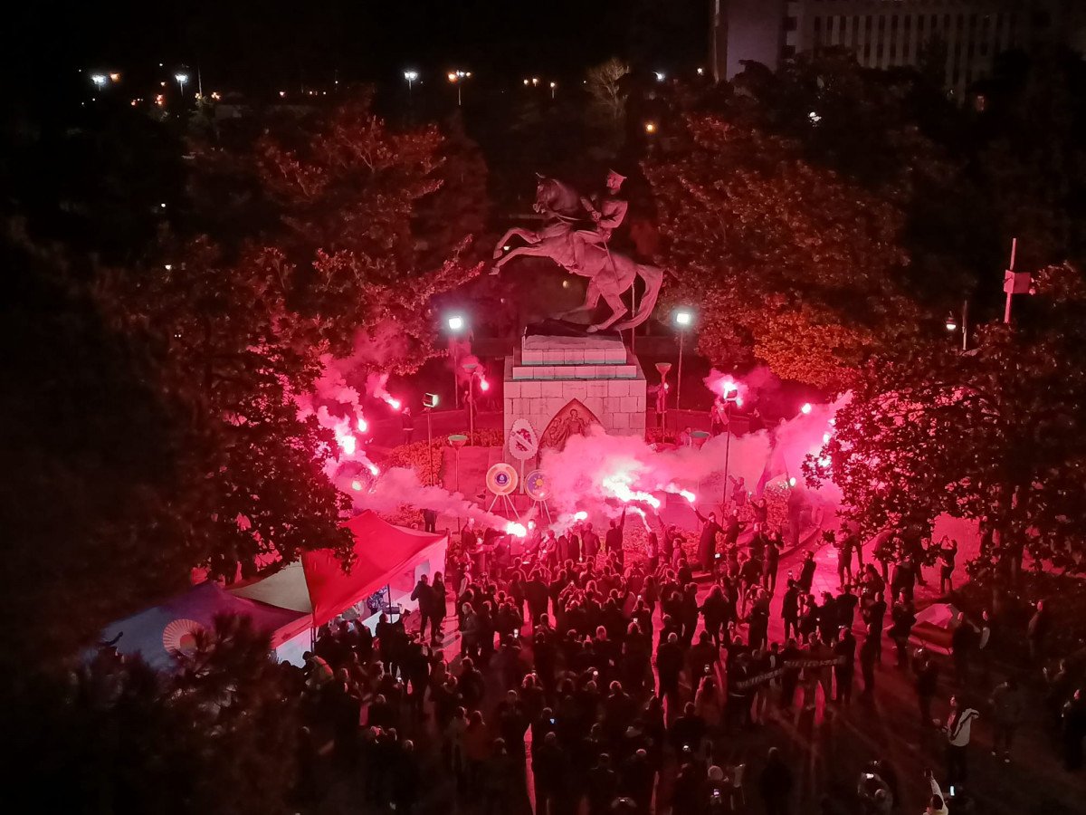 Samsun da Atatürk heykeline saldırı sonrası nöbet sürüyor #8
