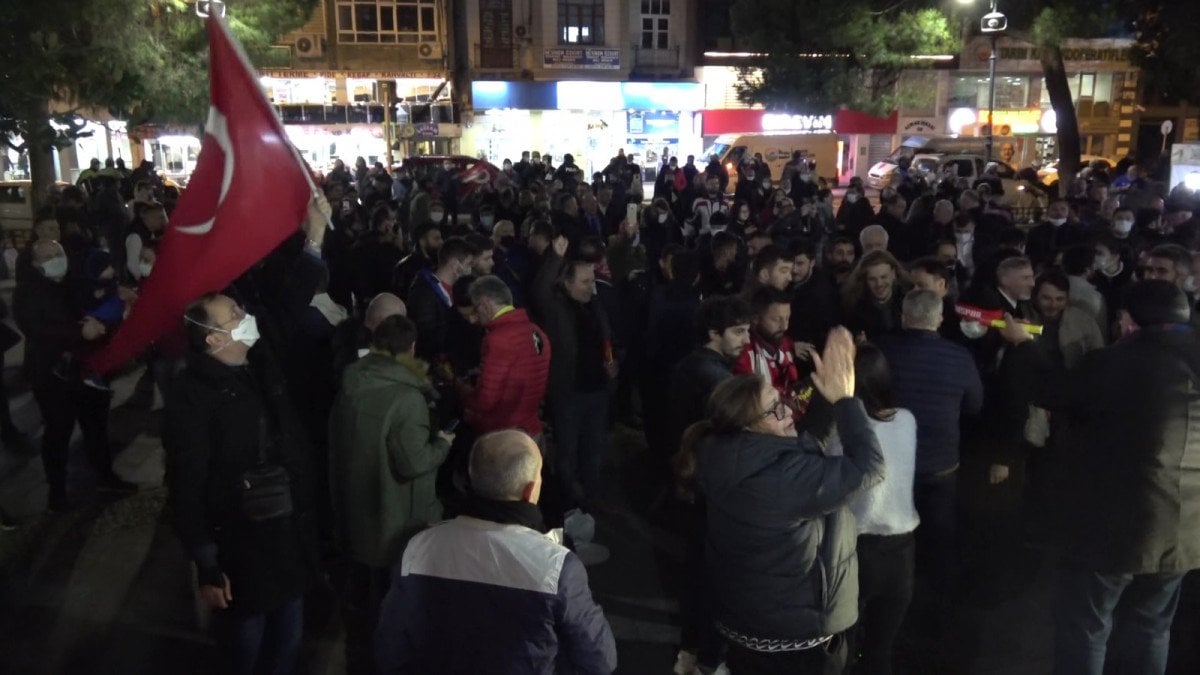 Samsun da Atatürk heykeline saldırı sonrası nöbet sürüyor #13