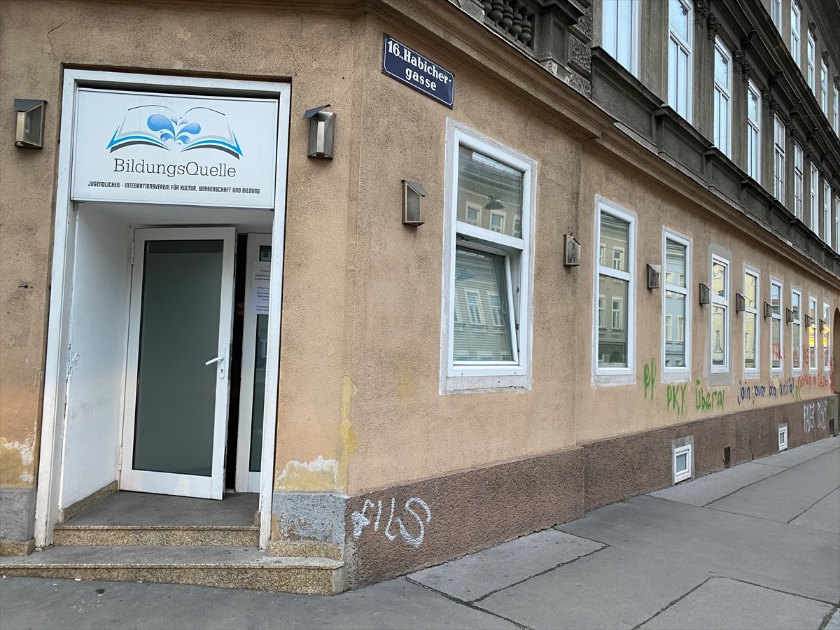 Avusturya da terör örgütü yandaşları, Türklere ait camiye saldırdı #1