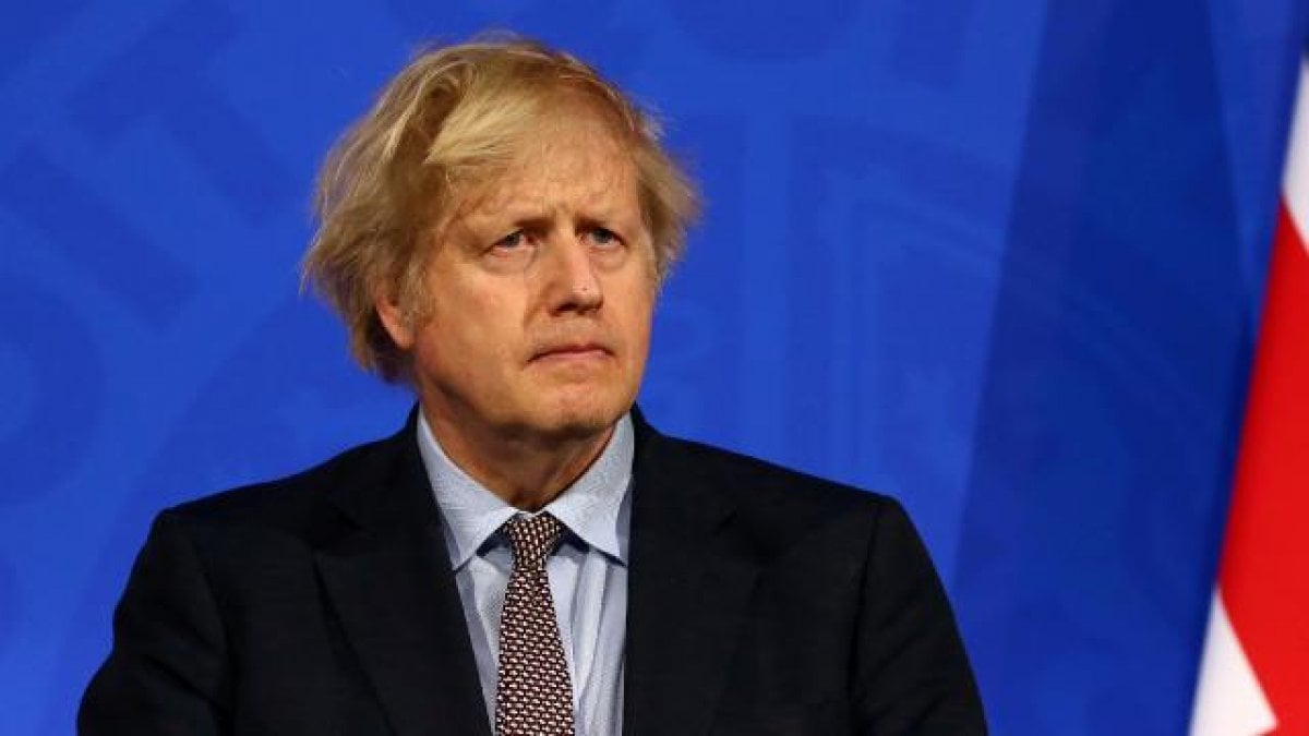 Boris Johnson ın 4 kıdemli yetkilisi istifa etti #1